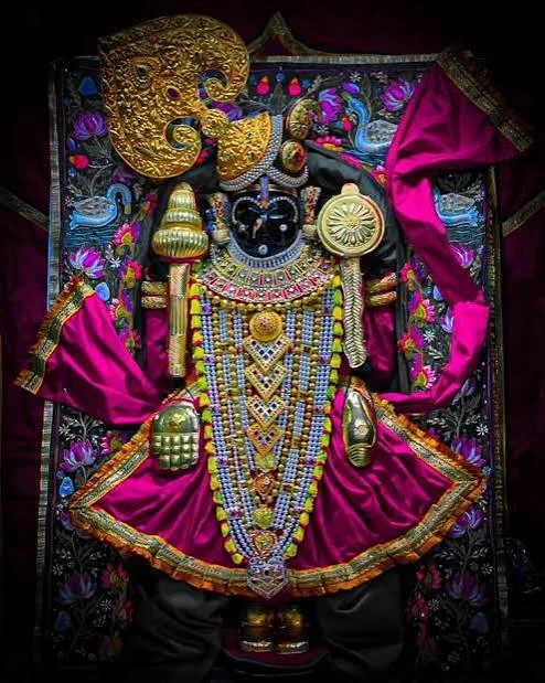 Shree Dwarkadhish adorned in pink and gold